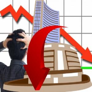 कमजोर वैश्विक संकेतों के चलते लाल निशान में बंद हुआ शेयर बाजार, सेंसेक्स 122 अंक फिसला