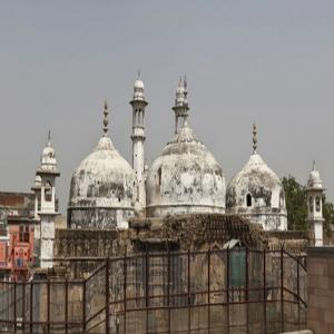 ज्ञानवापी परिसर में दूसरे दिन भी सर्वेक्षण जारी,मुस्लिम पक्ष सर्वे में शामिल 