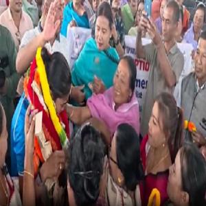 एशियन गेम्स में गोल्ड जीतकर मणिपुर लौटीं सुशीला चानू और बिचू देवी, जोरदार स्वागत

