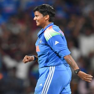 टी 20 सीरीज : दीप्ति शर्मा तीसरे मुकाबले में खेल सकती हैं 
