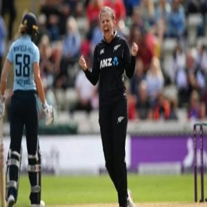 महिला क्रिकेट: ताहुहू की शानदार गेंदबाजी, न्यूजीलैंड ने इंग्लैंड को 3 विकेट से हराया