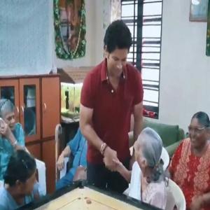 तेंदुलकर ने वृद्धाश्रम में राष्ट्रीय खेल दिवस मनाया