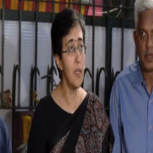 प्रदूषण के सवाल पर सदन से वॉकआउट, आप ने सरकार का किया घेराव