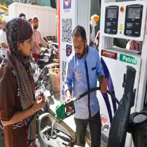 केंद्र ने पेट्रोल-डीजल की कीमत बढ़ने वाली रिपोर्ट्स को खारिज किया, कहा-ऐसा कोई प्रस्ताव विचाराधीन नहीं