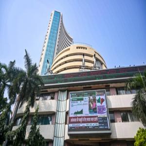 कमजोर वैश्विक संकेतों के बीच भारतीय शेयर बाजार सपाट खुला