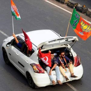 वायरल फोटो : केरल में राजनीतिक द्वेष के बीच तीन झंडों वाली कार ने जीता दिल !