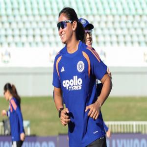 आखिरी 10 ओवरों में अच्छी बैटिंग नहीं की, अगले तीन मुकाबलों के लिए सोचना होगा: हरमनप्रीत कौर
