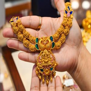 सोने और चांदी में कमजोरी जारी, कीमतें 2 प्रतिशत से अधिक घटीं 
