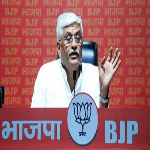 आप और आपका वोट बैंक कैसा प्रधानमंत्री चाहते हैं? चीन को जमीन देने वाला या पाकिस्तान के सामने सर झुकाने वाला - शेखावत 