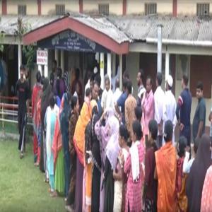 असम में मतदान केंद्रों पर बड़ी संख्या में पहुंचीं महिलाएं, फर्स्ट टाइम वोटर बोले- हमें चाहिए विकास 
