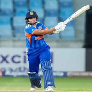 विमेंस एशिया कप : सिर्फ 22 साल की शेफाली ने टी 20 अंतरराष्ट्रीय क्रिकेट में रच दिया इतिहास
