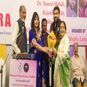 अल्फ़ाज़, अंदाज़ और आवाज़ें: द मुशायरा ने मुंबई पर किया जादू
