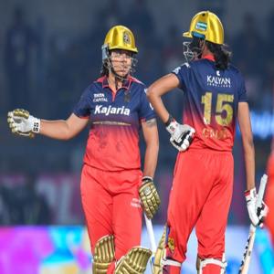 WPL : लगातार पांचवां मुकाबला जीतकर प्लेऑफ में आरसीबी
