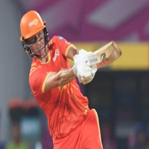 WPL : सोफी डिवाइन ने रचा इतिहास, एक ही ओवर में 4 4 6 6 6 6 बनाए 32 रन
