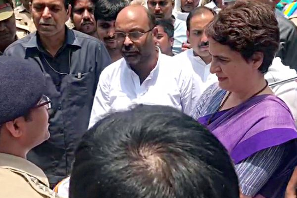 सोनभद्र के पीडि़त परिवारों ने प्रियंका से की मुलाकात