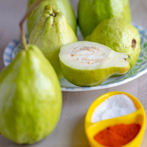 सर्दियों में अमरूद खाने के फायदे, इम्यून सिस्टम होता है मजबूत