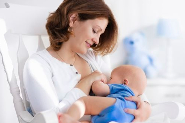 स्तनपान समय पूर्व जन्मे शिशुओं में दिल के रोगों को रोकने में मददगार