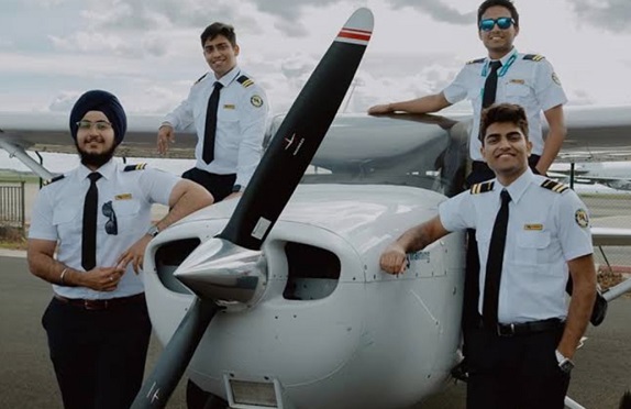 Career : आसमान छूने का सपना होगा पूरा जानें भारत में पायलट बनने की प्रक्रिया योग्यता और शानदार सैलरी