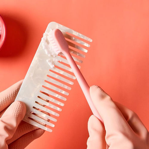 गंदी कंघी को आसानी से करें साफ, फॉलो करें ये टिप्स