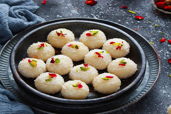 Coconut Ladoo Recipe: कम सामग्री में बनाएं नारियल के लड्डू, मिठास ऐसी कि हर कोई मांगेगा दोबारा