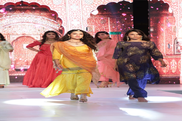 फैशन शो में बिखरा पूर्व राजमाता गायत्री देवी के लिबासों का रंग,देखें तस्वीरें