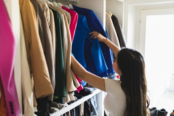 Fashion Tips: अचानक ढीले हो रहे हैं पसंदीदा कपड़े, तो इस तरह फटाफट करें फ़िक्स