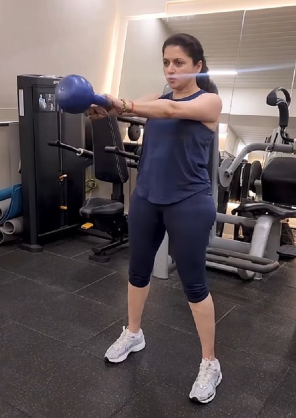 Health Tips: भाग्यश्री ने बताए केटलबेल स्विंग्स एक्सरसाइज के फायदे, ब्लड सर्कुलेशन को बनाती है बेहतर