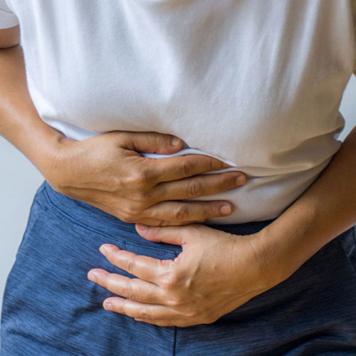 Health Tips: नाभि खिसकने से पेट में होता है तेज दर्द, तो घरेलू तरीके से करें ठीक