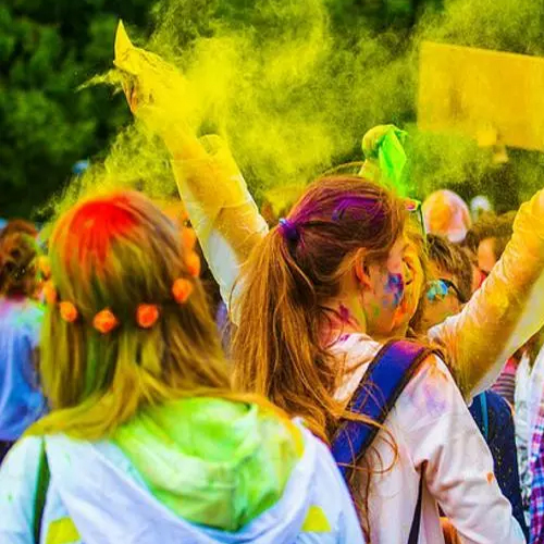 बालों और स्किन पर लगा है होली का पक्का रंग, तो इस तरह हटाएं