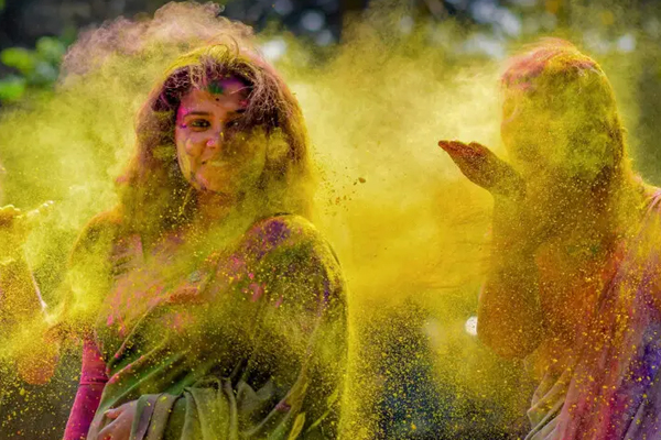 Holi Outfit: ऑफिस में सेलिब्रेट हो रही है होली पार्टी, तो ट्राई करें नीचे दिए गए स्टाइलिश आउटफिट