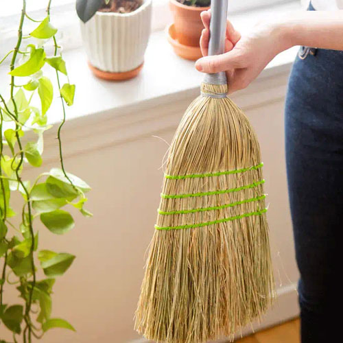 झाड़ू को किस तरह रखें कि गंदगी न आए, ये तरीके आएंगे काम