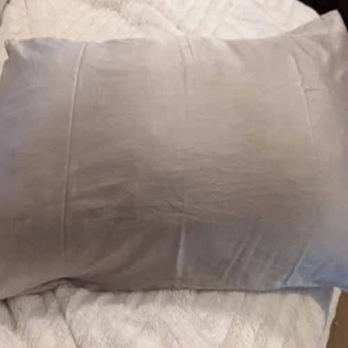 सोते समय तकिए पर लग गया है तेल का काला धब्बा, तो क्लीनिंग के ये टिप्स आएंगे काम