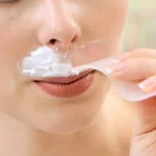 अपर लिप्स हटाने में होता है दर्द, तो घरेलू तरीके से रिमूव करें हेयर