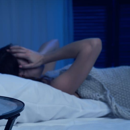 बिस्तर पर लेटते ही नींद हो जाती है गायब, तो करें ये काम