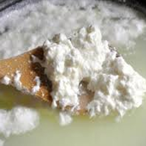 गर्मियों में कभी भी फट जाता है दूध, तो इन तरीकों से रखें