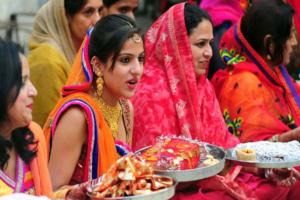 karwa chauth 2019 : सगाई के बाद लड़कियां रख रहीं हैं करवाचौथ का व्रत, भूलकर भी ना करें ऐसा