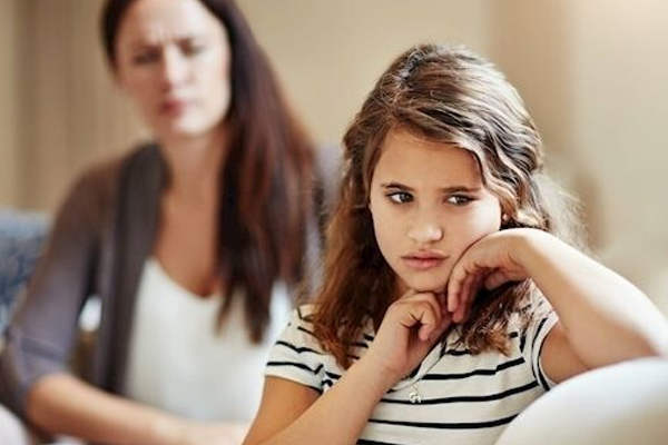 Parenting Tips: पेरेंट्स की एक छोटी सी गलती बच्चों की परवरिश पर डालेगी बुरा असर