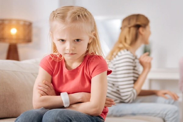 Parenting Tips: रिश्तेदारों के सामने आने से घबराता है बच्चा, तो जानिए क्या है वजह