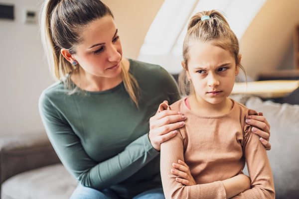 Parenting Tips: पेरेंट्स की इन आदतों से छिन जाता है बेटियों का बचपन, कभी न करें ये गलतियां