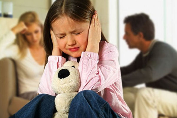 Parenting Tips: मां बाप की यह गलतियां बच्चों से छीन लेती है बचपन, पेरेंट्स रखें ध्यान
