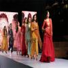 फैशन शो में बिखरा पूर्व राजमाता गायत्री देवी के लिबासों का रंग,देखें तस्वीरें 