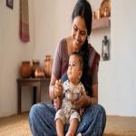 Moms & Baby Care : मां के दूध के साथ ऊपरी आहार भी जरूरी, जानिए शिशु को कब और क्या खिला सकते हैं?