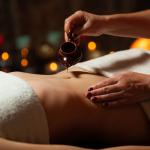 नाभि में तेल लगाने से स्किन को मिलते हैं ये फायदे, इस तरह करें इस्तेमाल