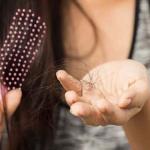 कहीं इन गलतियों से तो नहीं झड़ रहे आपके बाल? जानें आयुर्वेद के सही तरीके