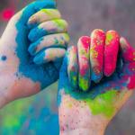 Beauty Tips: होली खेलते समय नेल्स में घुस जाता है रंग, तो इस तरह करें क्लीन