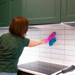 किचन की टाइल्स के बीच जम गई है काली गंदगी, तो इस तरह करें साफ