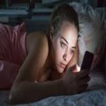 आपकी नींद में खलल है ब्लू लाइट : सोने से 1 घंटे पहले करें ये काम, आएगी चैन की नींद 
