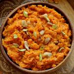 सर्दियों में खूब खाया जाता है गाजर का हलवा, इस रेसिपी से करें तैयार