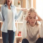 पेरेंट्स की वजह से बच्चों में खत्म हो जाता है आत्मविश्वास, होती हैं ये गलतियां