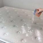 पुराना बदबूदार गद्दा इस तरह करें साफ, न करें फिजूल खर्च